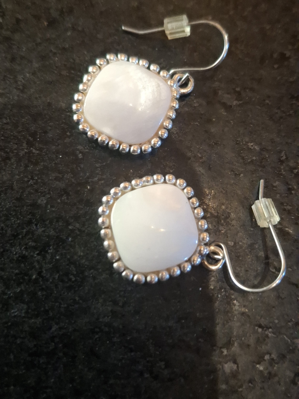 Classic White Pearl Necklace with Gold Accents - Picture 5 of 8